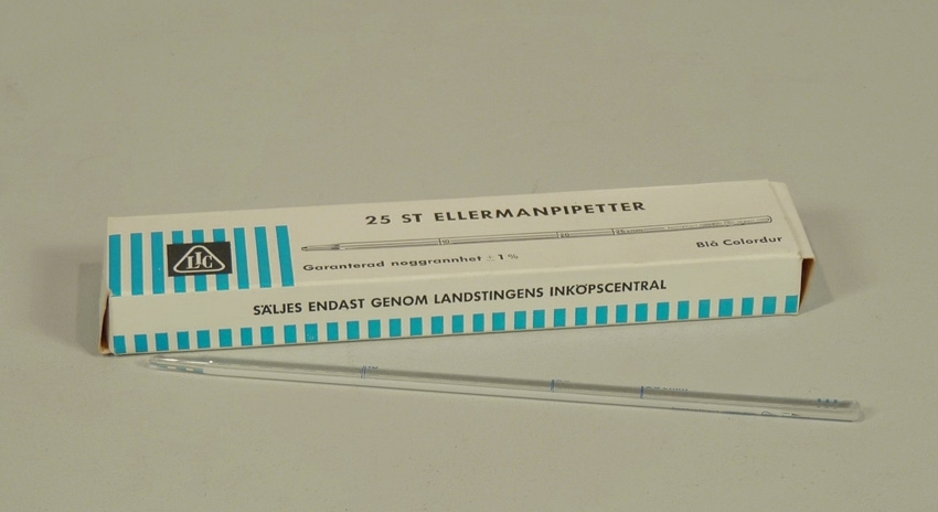 Ellermanpipetter i originalask, vit, svart och blå. Text på asken: Garanterad noggrannhet +- 1% Blå Colordur. Glaspipetter med blått tryck, skala 10-25 cmm. och texten: kontrolliert colordur.