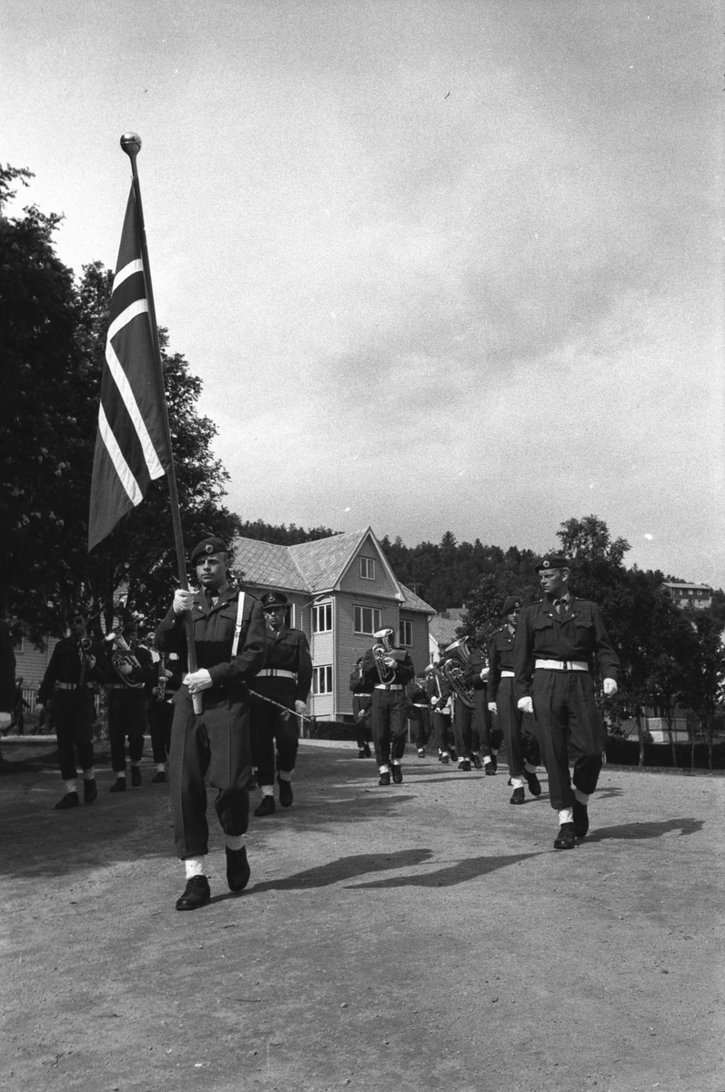 BSIN avslutning/kirkeparade kull II juni 1970. Musikkorps marsjerer mot kirken.