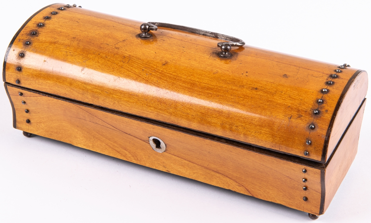 Syskrin av trä, längd 19cm, bredd 8cm. Kupigt lock, spegel i locket