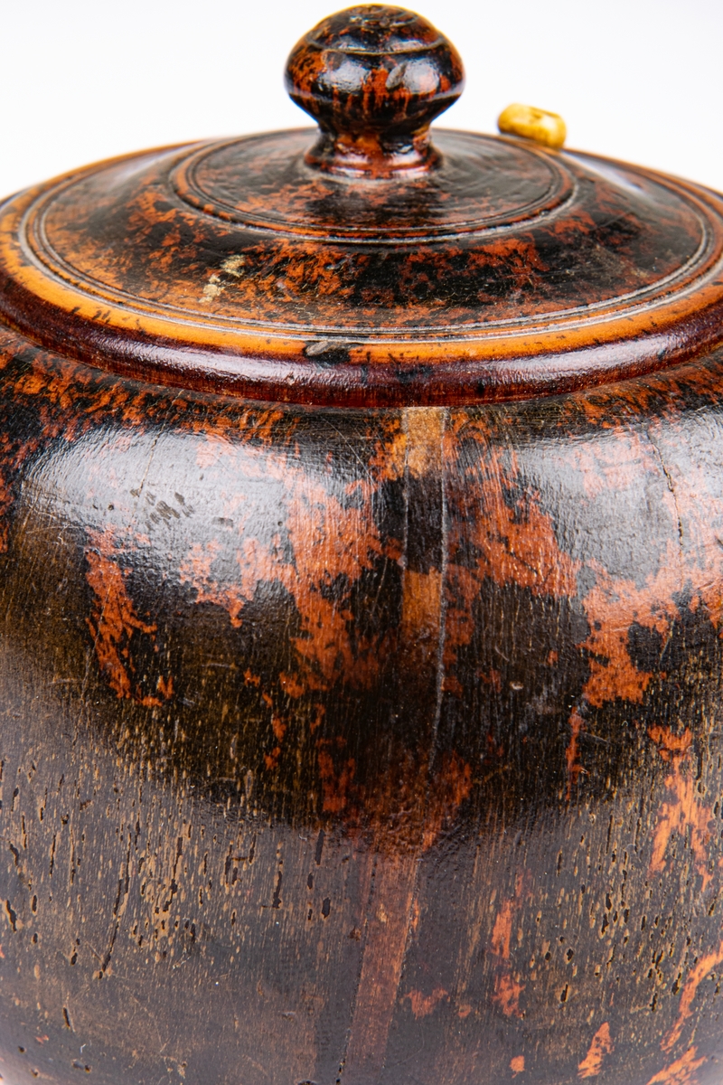 Nystask, svarvad av björk, med lock.