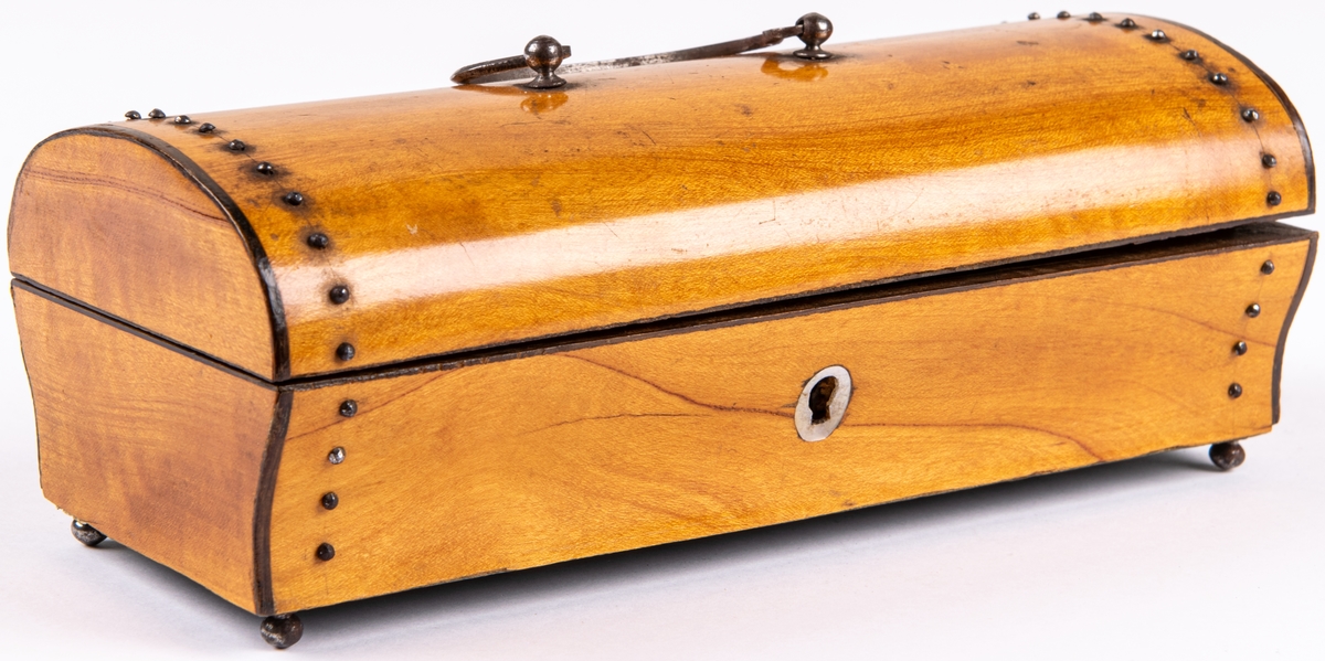 Syskrin av trä, längd 19cm, bredd 8cm. Kupigt lock, spegel i locket