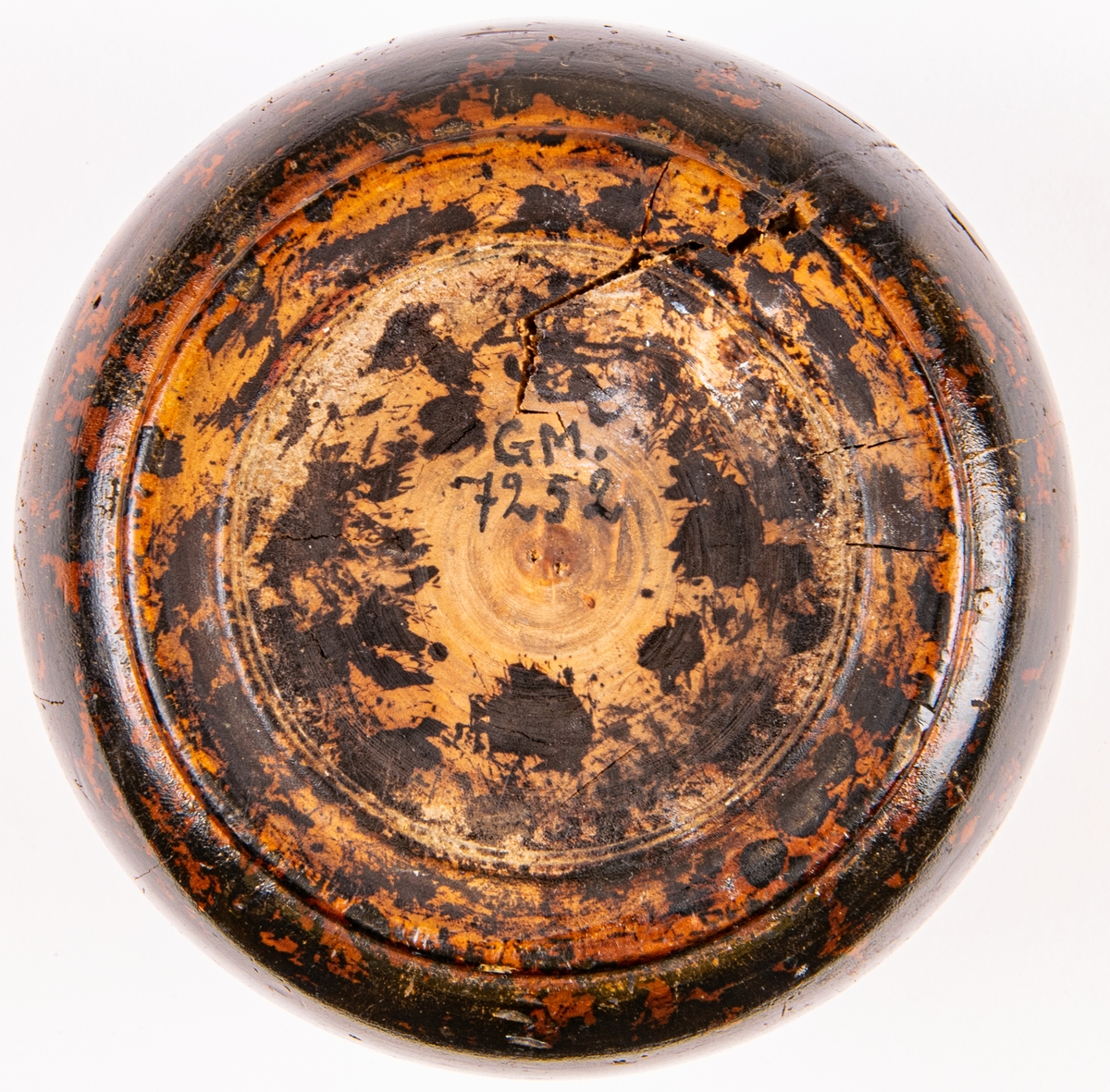 Nystask, svarvad av björk, med lock.