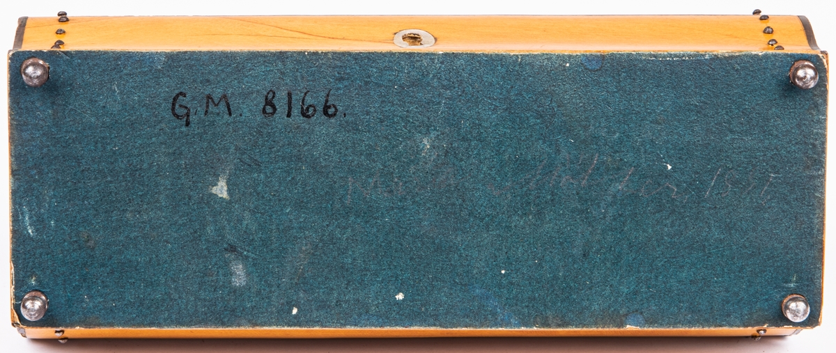 Syskrin av trä, längd 19cm, bredd 8cm. Kupigt lock, spegel i locket