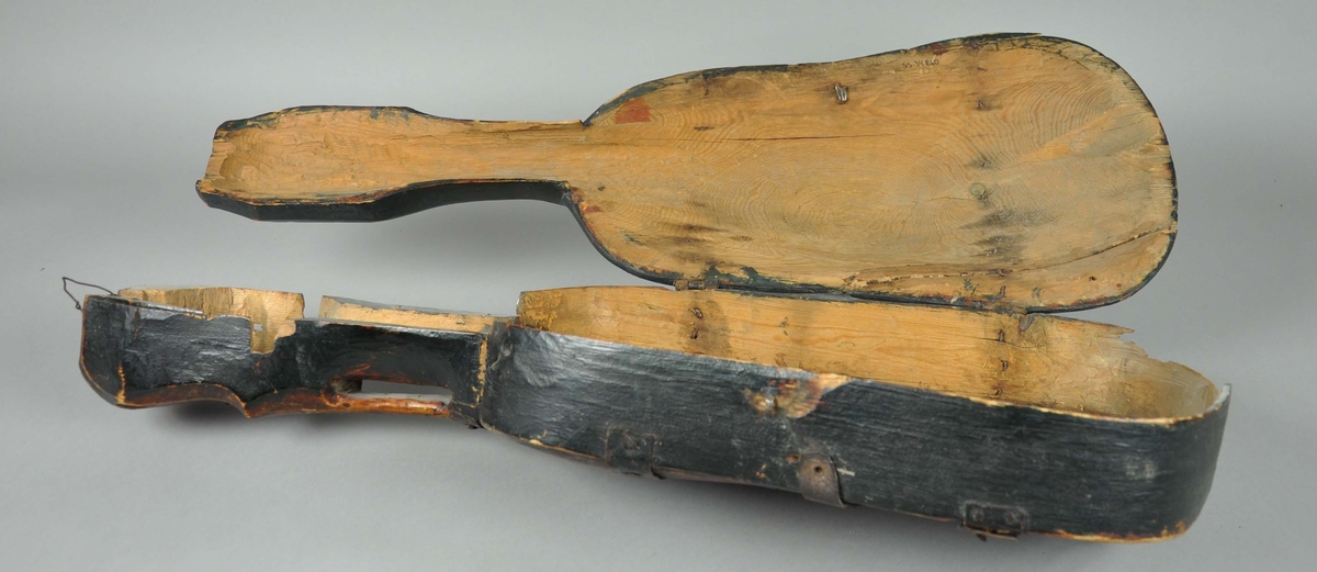 Feleskrin med jernbeslag og rosemaling.