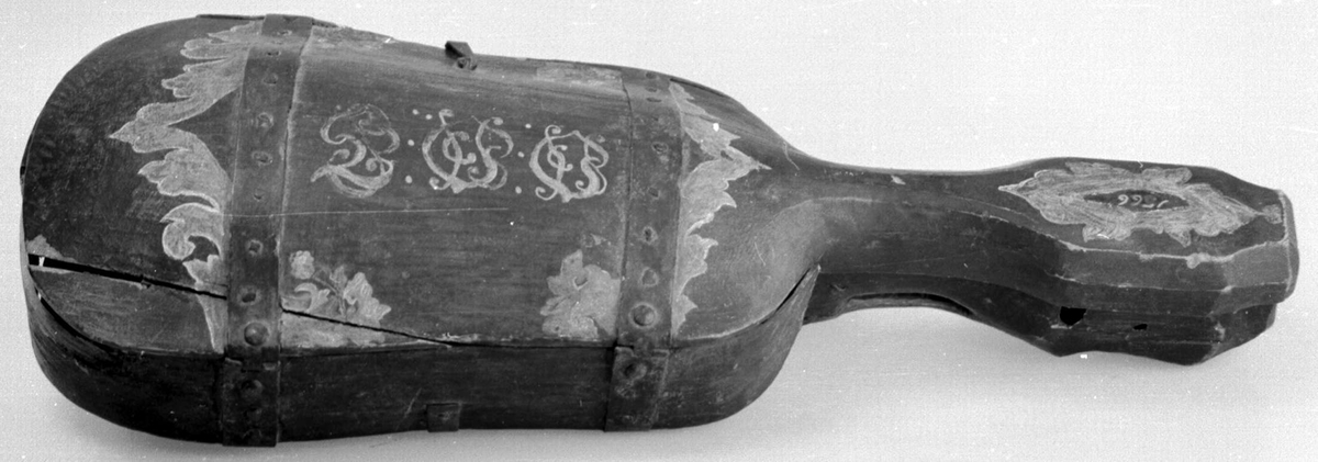 Feleskrin med jernbeslag og rosemaling.