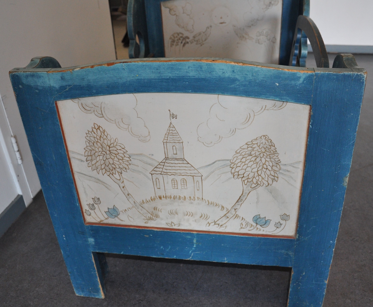 Uttrekkbar barneseng av tre, i to deler. Sengen er malt blå med dekorative røde linjer ved kanter. Hode- og endegavel har kurvet form øverst, og fylling på utsiden. Det er malt dekor på utsiden av endegavel og sideplater, og på innsiden av hodegavel. Motiv på maling av to fugler og sol på hodegavel, to trær og Sør-Fron kirke på endegavel og kuer og trær på sidegavler. Spesielt på hodegavel er malingen avlitt. Det følger med en løs sengehest med sveifet dekor.