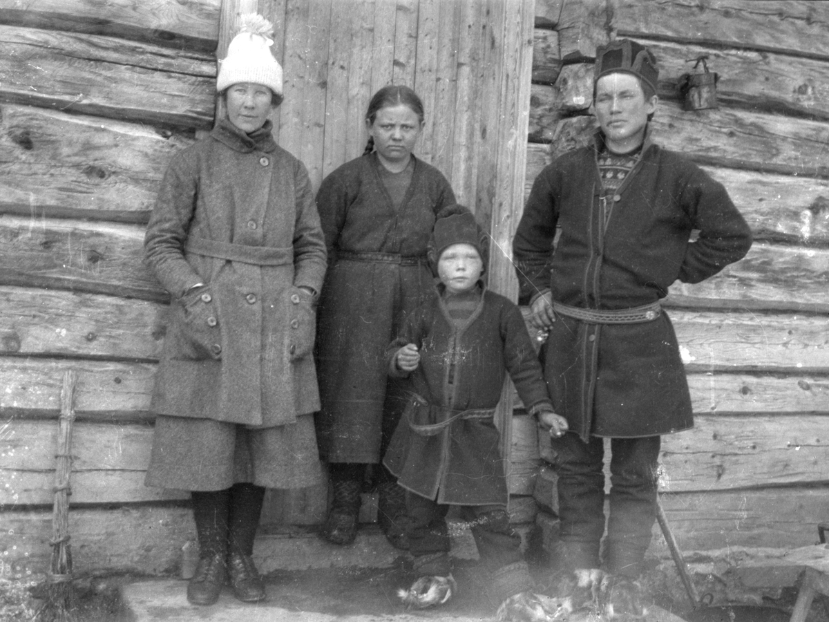 Marit Berg, Kristine Kjelsberg og Anders Fjeldner Renander i Vasslåtta. Gutten foran er ukjent.