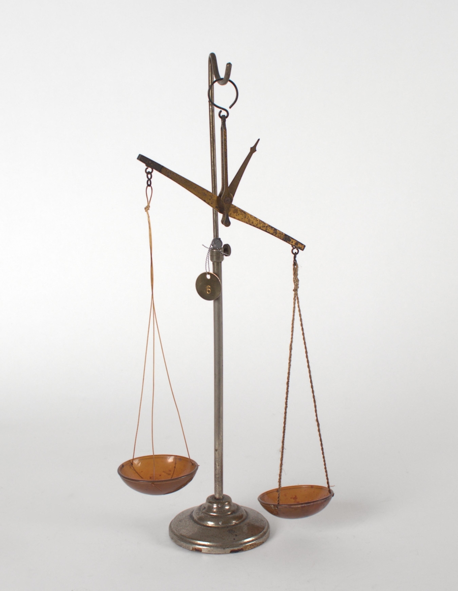 Skålvekt på stativ.