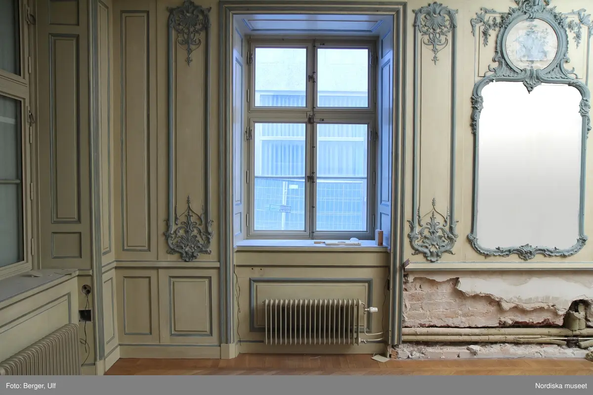 Huvudliggaren:
"Rumsinredning, panel m.m., målad i vitt med förgylld reliefornering. Från huset nr 8 Karduansmakaregatan, 118 paneldelar, 2 gipsornament från taket."

Katalogkort:
" Målning i olja på duk i blått mot gulhvit botten; från huset no 8B Karduansmakargatan, Stockholm, hörnrummet på nedre botten till höger. Nu (1911) uppsatt i Nordiska museets afdelning för de högre stånden rum 58."