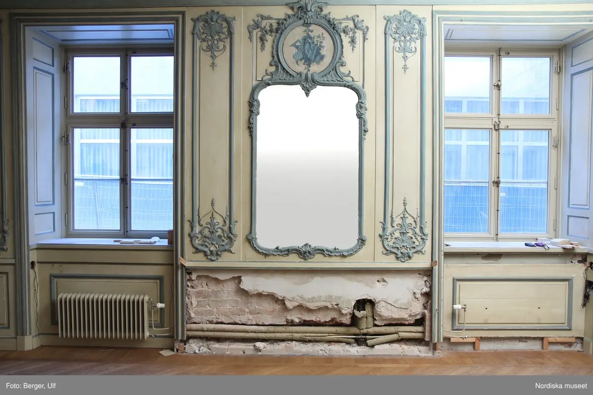 Huvudliggaren:
"Rumsinredning, panel m.m., målad i vitt med förgylld reliefornering. Från huset nr 8 Karduansmakaregatan, 118 paneldelar, 2 gipsornament från taket."

Katalogkort:
" Målning i olja på duk i blått mot gulhvit botten; från huset no 8B Karduansmakargatan, Stockholm, hörnrummet på nedre botten till höger. Nu (1911) uppsatt i Nordiska museets afdelning för de högre stånden rum 58."