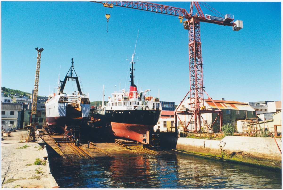 En tråler og frakteskipet "Havnor" på slipp ved KMV.