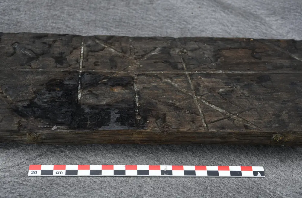 innriss og brannskader på tønnelokket