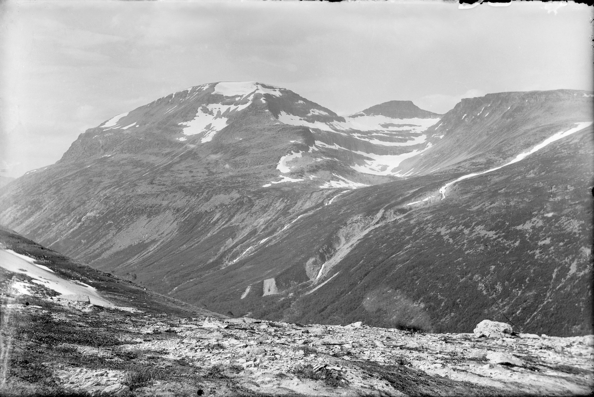 Trollhøtta med sine tre topper sett fra stien over Geithøtta.