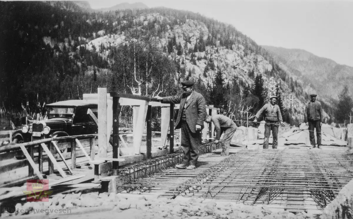 Nordhagen bru ligger på Hallingdalsvegen mellom Bromma og Liodden, her under ombygging i 1934. Oppsynsmann kontrollerer og tre mann binder armering. Fra venstre oppsynsmann Gulbrand Corneliusen, Oluf Gjestemoen, Tor Moen og Johannes Brenden, alle fra Statens vegvesen Buskerud. Bilen til oppsynsmannen til venstre F2670.