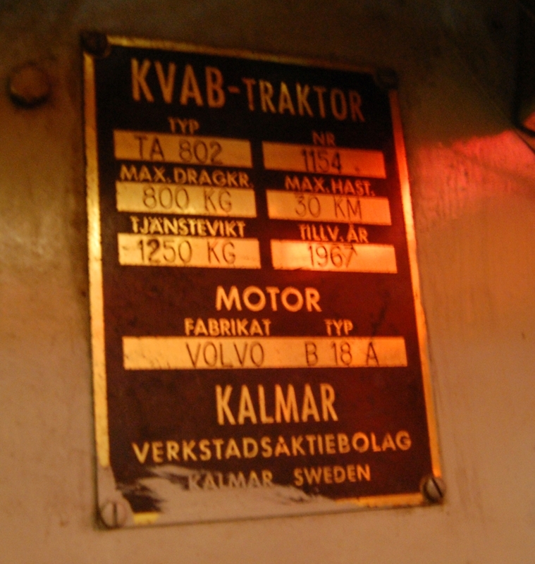 KVAB-Traktor typ TA 802 nr 1154. Max dragkraft 800 kg, max hastighet 30 km/tim, tjänstevikt 1250 kg, tillverkad år 1967. Motor Volvo B 18 A. 
Märkt med ett SJ märke.

Modell/Fabrikat/typ: TA 802 nr 1154