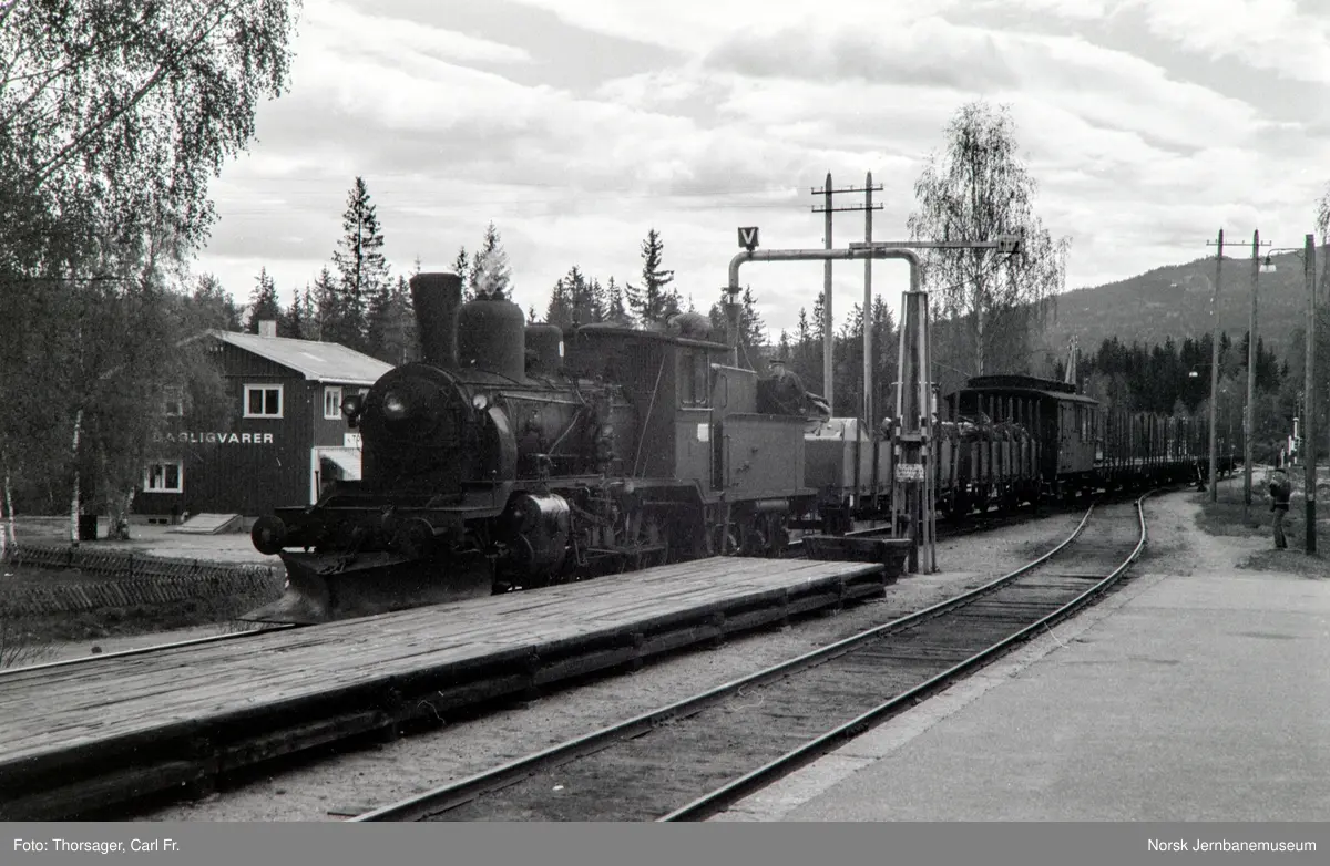 Vannfylling på damplomotiv type 21b nr. 252 på Veggli stasjon. Godstog til Rødberg.