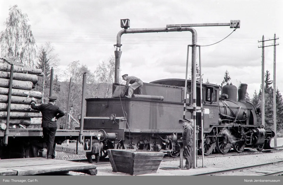 Vannfylling på damplomotiv type 21b nr. 252 på Veggli stasjon. Godstog til Kongsberg.