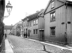 Fiskargränd från Kanalgatan mot Slottsgatan i Jönköping. De tre gavelvända husens tomter var bland de minsta i staden.