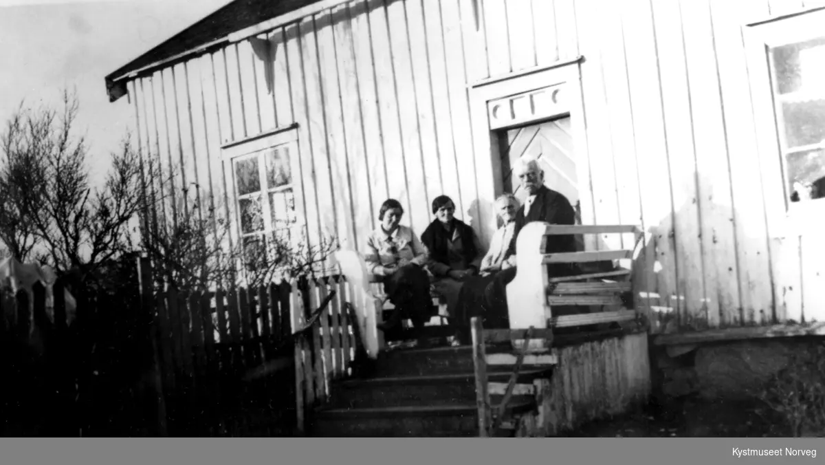 Ukjent, ukjent, Henriette og Anton Kleven på trappa til gamlestua i Kleven