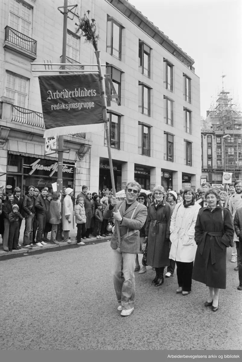 1. mai 1981 i Oslo.Samorg-toget.Fane: Arbeiderbladets redaksjonsgruppe