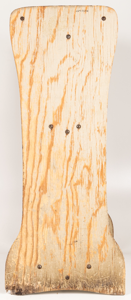Torkställ med gavlar av gråmålad plywood och uppställningskonstruktion av galvaniserat stål.