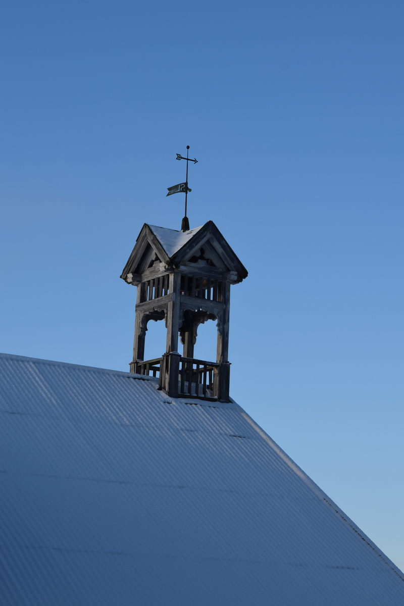 Gården Lillehov har et lanterneformet klokketårn. Av gammel værhane kan en se at deler av tårnet stammer fra 1777 og at det var G.B – Gudbrand Balestad som fikk det bygget. Det var han som var driver av gården på dette tidspunktet. At det kan ha blitt fornyet eller byttet på et senere tidspunkt er sannsynlig. Klokketårnet fikk ny værhane i 1925 med inskripsjonene «GL 1925» Det skal være Bjølseth i Malungen som skal ha laget værhanen fra 1925.
