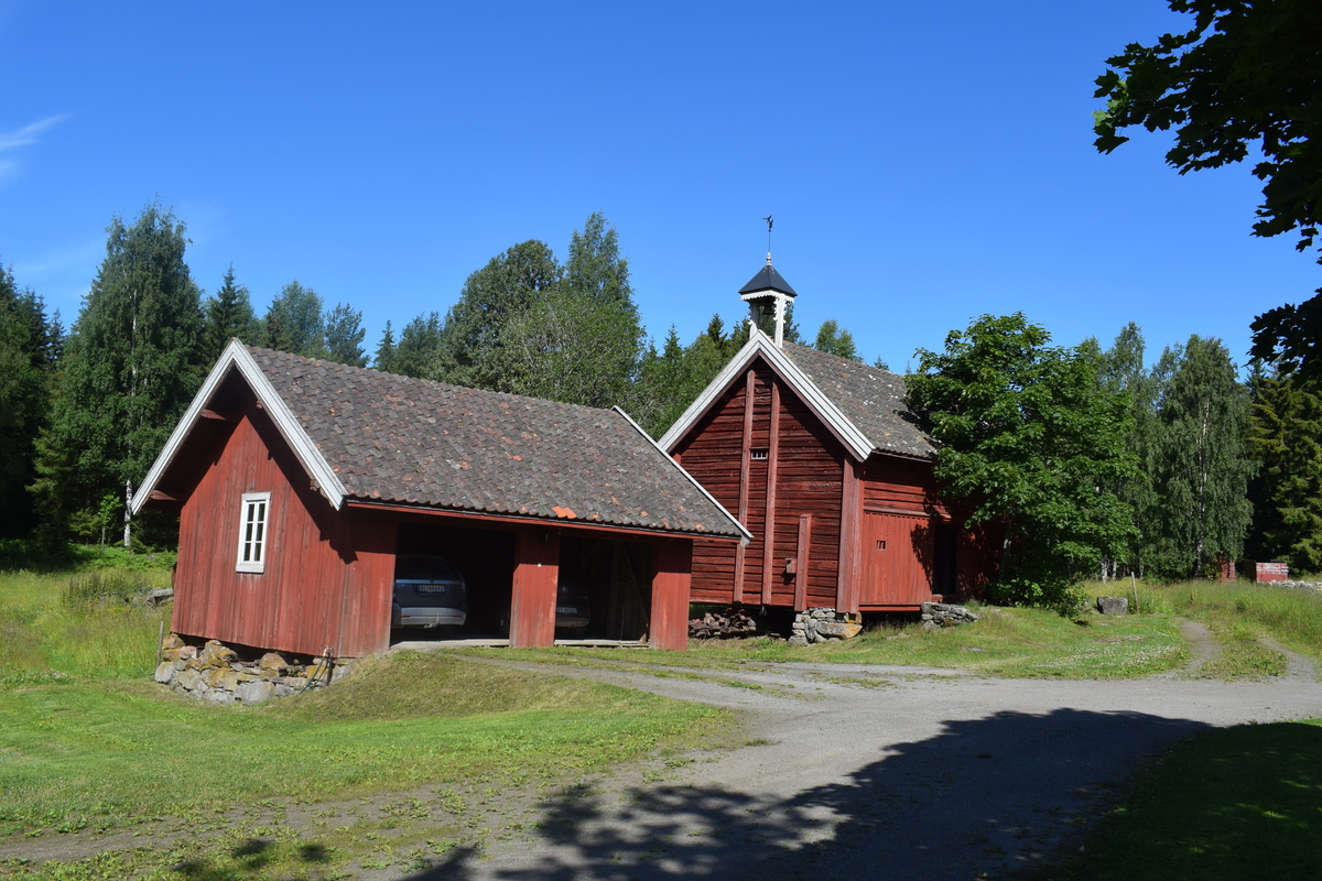 På Helset øvre ble klokketårnet grundig restaurert i 1996. Treverk ble byttet og kopiert med de opprinnelige delene. I følge forrige eier ble klokken brukt som tradisjonell matklokke, i høytider og i tilfelle brann. Dagens matklokke som henger i tårnet ble anskaffet fra Olsen- Nauen klokkestøperi i Tønsberg. Den gamle klokken hadde inskripsjonene «ERIK I MORA 1801». På spiret er det en Orrhane.