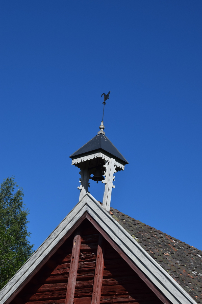 På Helset øvre ble klokketårnet grundig restaurert i 1996. Treverk ble byttet og kopiert med de opprinnelige delene. I følge forrige eier ble klokken brukt som tradisjonell matklokke, i høytider og i tilfelle brann. Dagens matklokke som henger i tårnet ble anskaffet fra Olsen- Nauen klokkestøperi i Tønsberg. Den gamle klokken hadde inskripsjonene «ERIK I MORA 1801». På spiret er det en Orrhane.