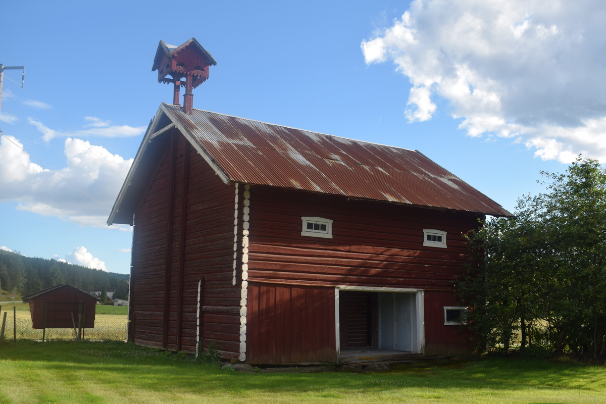 På Foss er det klokketårn med klokke. På gården ble klokka på tradisjonelt vis brukt som matklokke. Matklokka har inskripsjonene «STØBT AV HANS SKIER STADT I ELVERUM. NR. 124 1845. FOS. Klokken er trolig laget i messing. Den er 32 cm høy og har en diameter på 38 cm. Av alderen å regne kan klokketårnet stamme fra omkring dette årstallet.