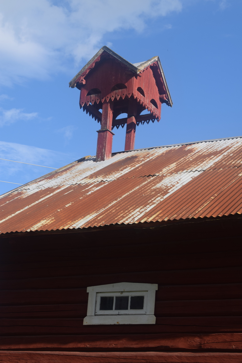På Foss er det klokketårn med klokke. På gården ble klokka på tradisjonelt vis brukt som matklokke. Matklokka har inskripsjonene «STØBT AV HANS SKIER STADT I ELVERUM. NR. 124 1845. FOS. Klokken er trolig laget i messing. Den er 32 cm høy og har en diameter på 38 cm. Av alderen å regne kan klokketårnet stamme fra omkring dette årstallet.