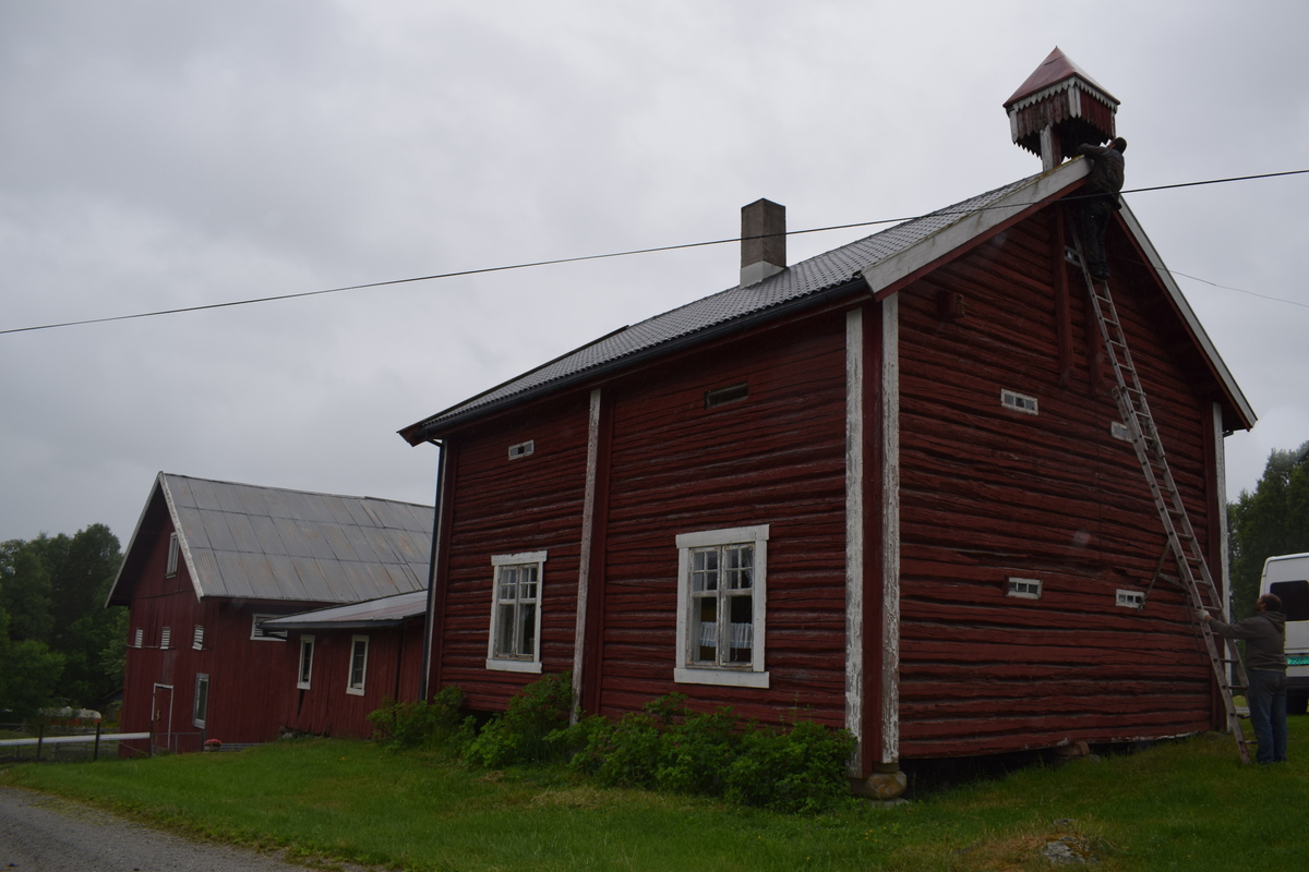 På Haukåsen ble klokketårnet bygget i forbindelse med nytt stabbur i 1850. Klokka var i bruk som tradisjonell matklokke, men også i forbindelse med at det en periode var pleiehjem på Haukåsen. Da ble matklokka brukt for å varsle måltider for stedets pasienter. 