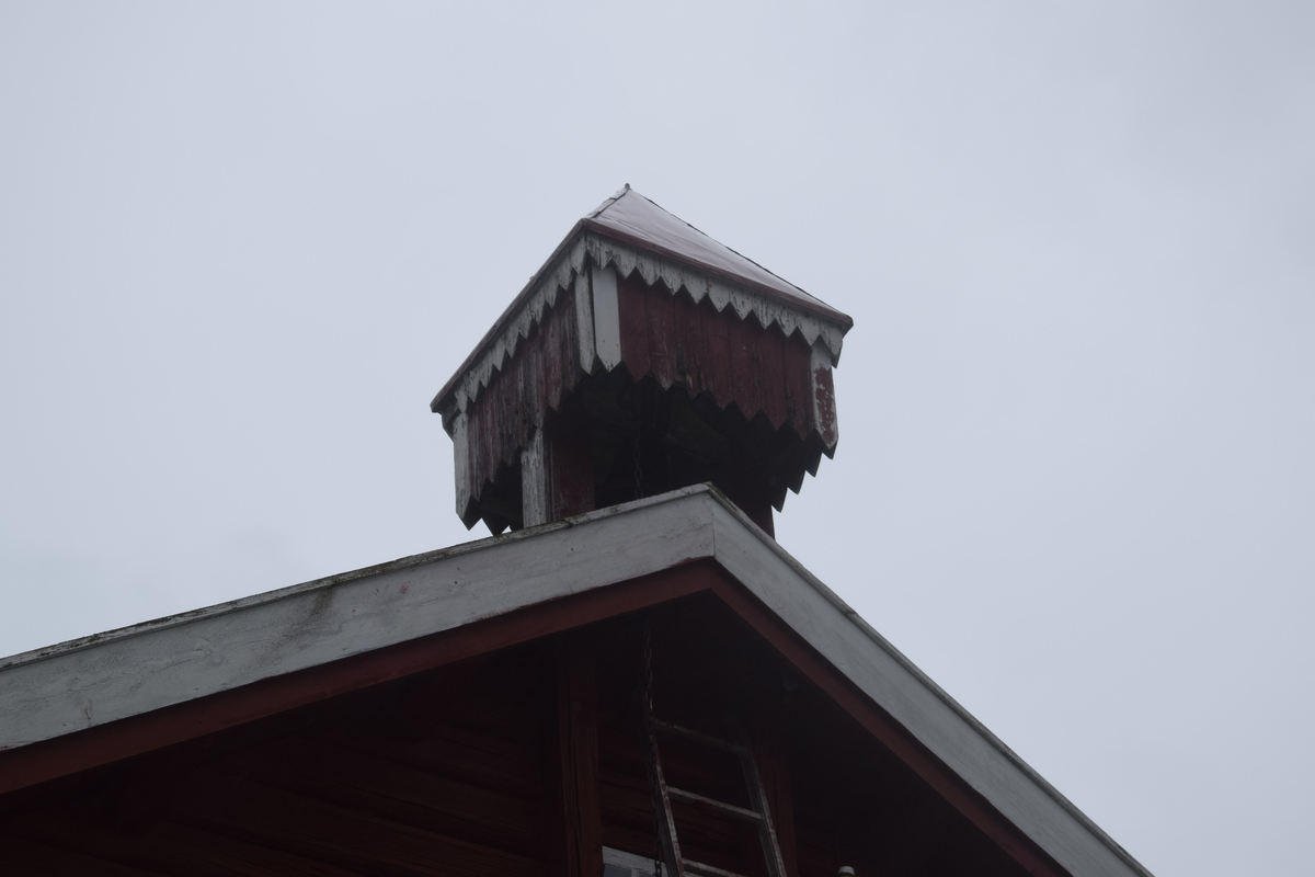 På Haukåsen ble klokketårnet bygget i forbindelse med nytt stabbur i 1850. Klokka var i bruk som tradisjonell matklokke, men også i forbindelse med at det en periode var pleiehjem på Haukåsen. Da ble matklokka brukt for å varsle måltider for stedets pasienter. 