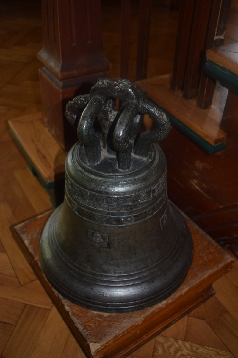 Klokketårnet på Hov skriver seg tilbake til 1886 da Anders Nøttestad var eier og driver av gården. Historien sier at det en gang stod en kirke på eiendommen på gudehovet. Før svenskene kom til Hamar for å ta domkirken i 1567 ble den gamle kirkeklokken gravd ned på jordet. På 1800-tallet ble klokken tatt opp igjen og tatt i bruk som tradisjonell matklokke på gården. Den gamle klokka fikk plass i det da nye klokketårnet. Flere år senere ble den gamle klokka solgt på tvangsauksjon og havnet il Eidsvold. Bestefar til nåværende eier fikk kjøpe tilbake den gamle klokken som nå befinner seg igjen i klokketårnet. 
Klokken skal være tysk og har det svært tidlige årstallet 1040 i metallet. Det er flere mysterier rundt denne klokka i og med at klokken ellers ser ut til å være fra 14-1500-tallet. Klokka skal være i kobber. 


