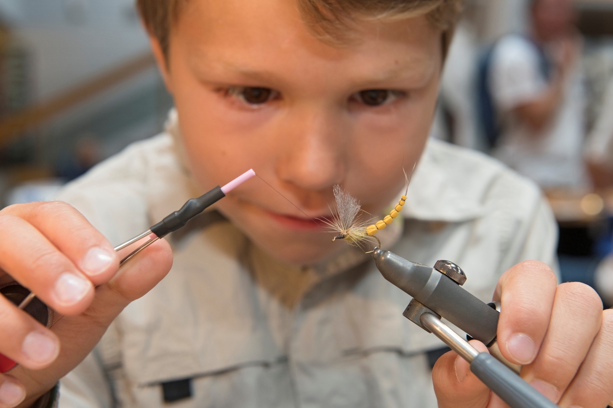 Portrett av Ole Litleré Rydgren, 6 år gammel fluebinder og fluefisker fotografert i  under De nordiske jakt- og fiskedager 2019 på Norsk skogmuseum, Elverum, Hedmark. De nordiske jakt- og fiskedagene 2019. Jakt- og fiskedagene. Jakt og fiskedagene. Jakt og fiskedager. Arrangement. Arrangementer. Fluefiske. Sportsfiske. Fluebinding. Fiskeflue.