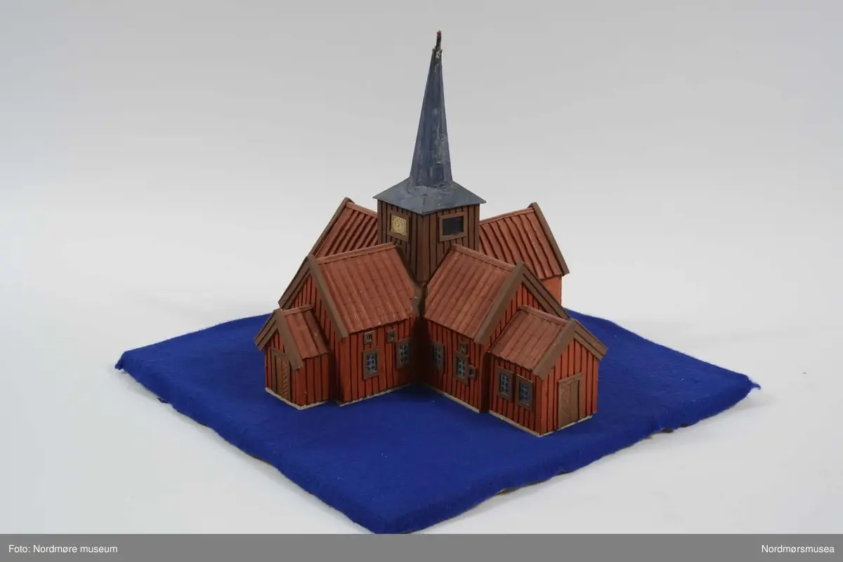 PROT: Modell i papp av den første kirke i Fosna 1709-1724, slik den med all sannsynlighet så ut i 1924 før brannen (lynnedslag). Modellen er utført av tegner og modellør Leif Stabell i året 1958, etter intenst samarbeid med meg (O.Y) som har utdrag av regnskapene for denne kirke, avskrevet etter den gamle kirkestol som brant i 1940 (bombingen). Se disse... (Prot. F.49)
Om Org: Orienteringen: Et forsiktig bokstav N er satt på tårnfoten mot Nord, mot "byelva". Fløyen mot vest har et kors på "funthuset" (dåpshuset). Mot øsk sakristiet. Takene var tekket med røde teglstein fra Holland, kanskje er modellen mindre treffende i den henseende. (Prot. F.49)
KLD: Opptegnelser bind I og II. Årsskrift for Nordmøre Historielag 1922. Kr.sunds historie bd. I (Prot. F.49)