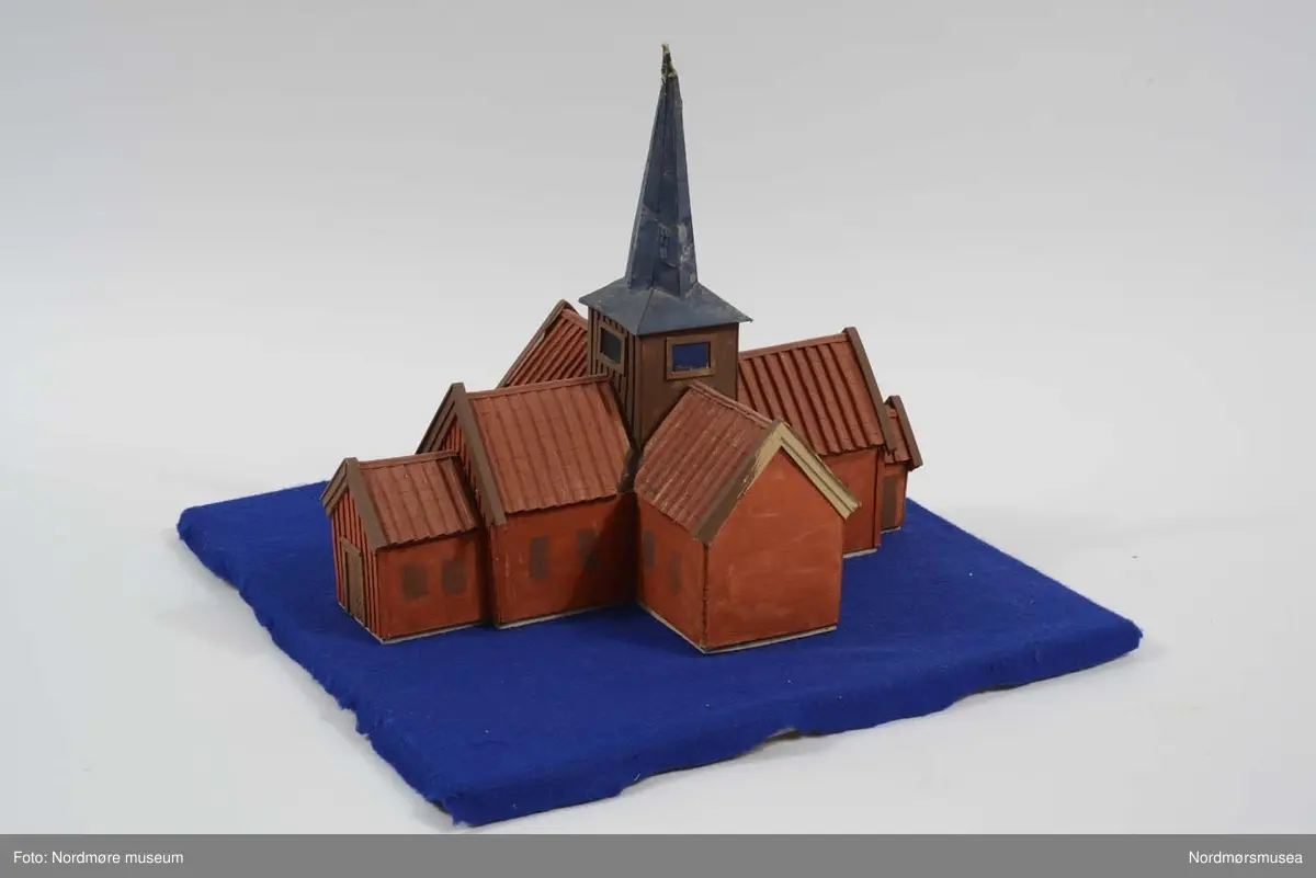 PROT: Modell i papp av den første kirke i Fosna 1709-1724, slik den med all sannsynlighet så ut i 1924 før brannen (lynnedslag). Modellen er utført av tegner og modellør Leif Stabell i året 1958, etter intenst samarbeid med meg (O.Y) som har utdrag av regnskapene for denne kirke, avskrevet etter den gamle kirkestol som brant i 1940 (bombingen). Se disse... (Prot. F.49)
Om Org: Orienteringen: Et forsiktig bokstav N er satt på tårnfoten mot Nord, mot "byelva". Fløyen mot vest har et kors på "funthuset" (dåpshuset). Mot øsk sakristiet. Takene var tekket med røde teglstein fra Holland, kanskje er modellen mindre treffende i den henseende. (Prot. F.49)
KLD: Opptegnelser bind I og II. Årsskrift for Nordmøre Historielag 1922. Kr.sunds historie bd. I (Prot. F.49)