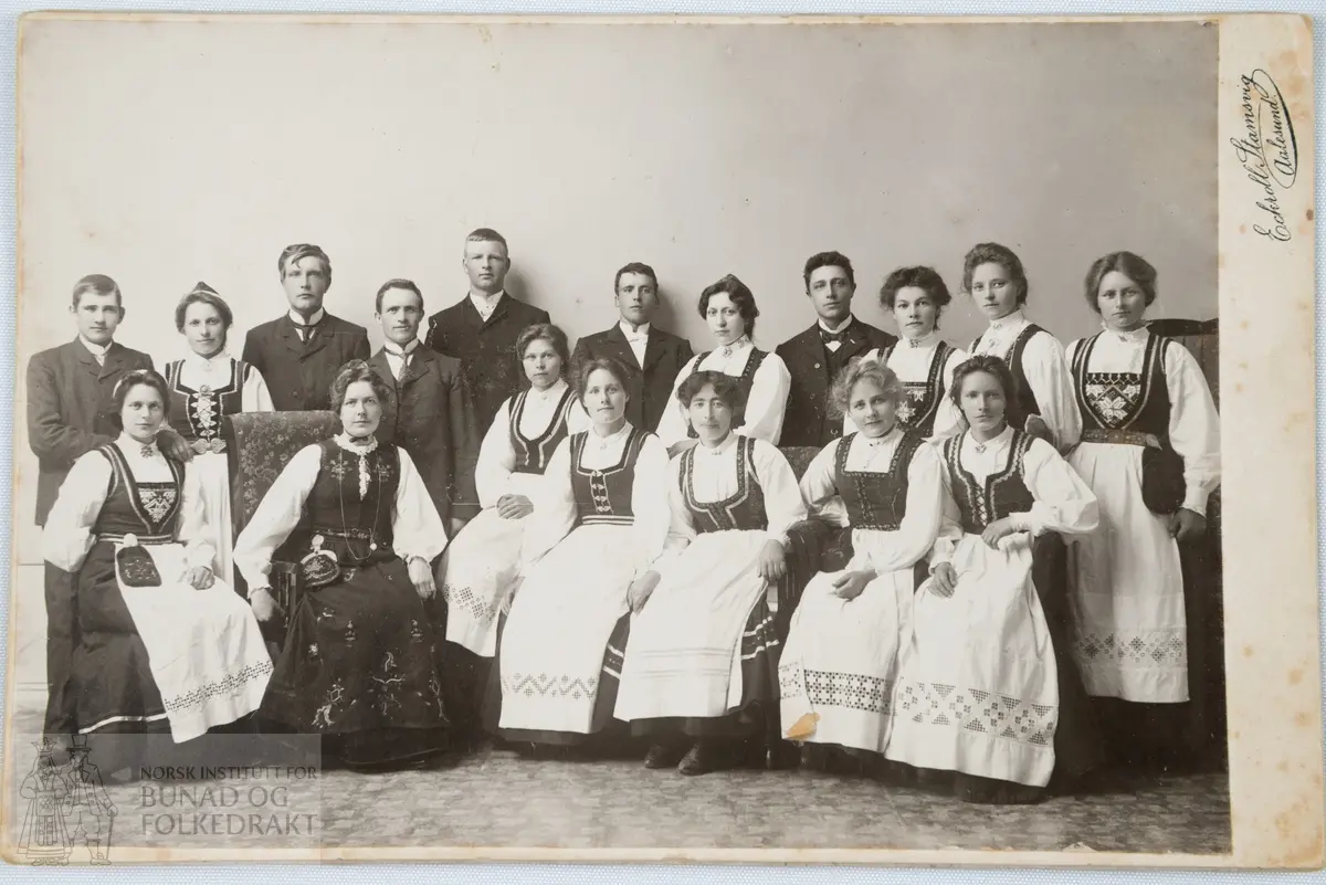 Fotografi av gruppe.
Anders Underdal nr.3, bak frå venstre.
Nr.2 framme frå venstre sit i Sunnmørsbunad. Gruppa er fotografert i Ålesund.