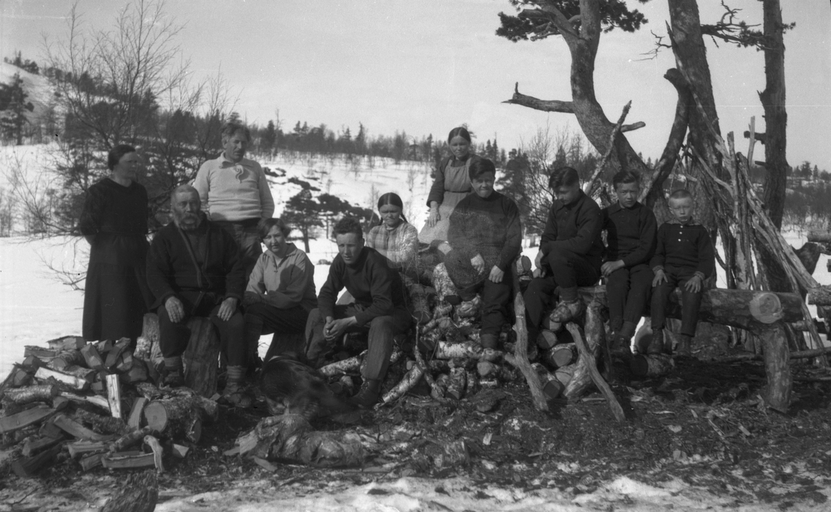 Vedhogst på Gravora. Familien Kant har fått besøk.