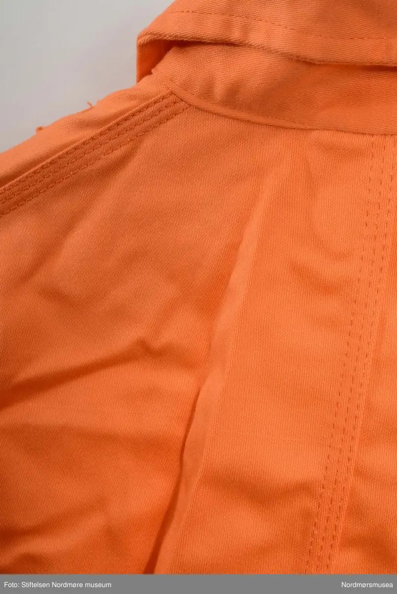 Jakken har en plastlapp der det står Rafinor
