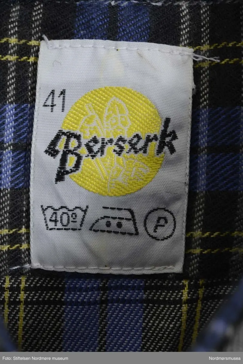 Skjorten er størrelse 41. Den har korte armer
