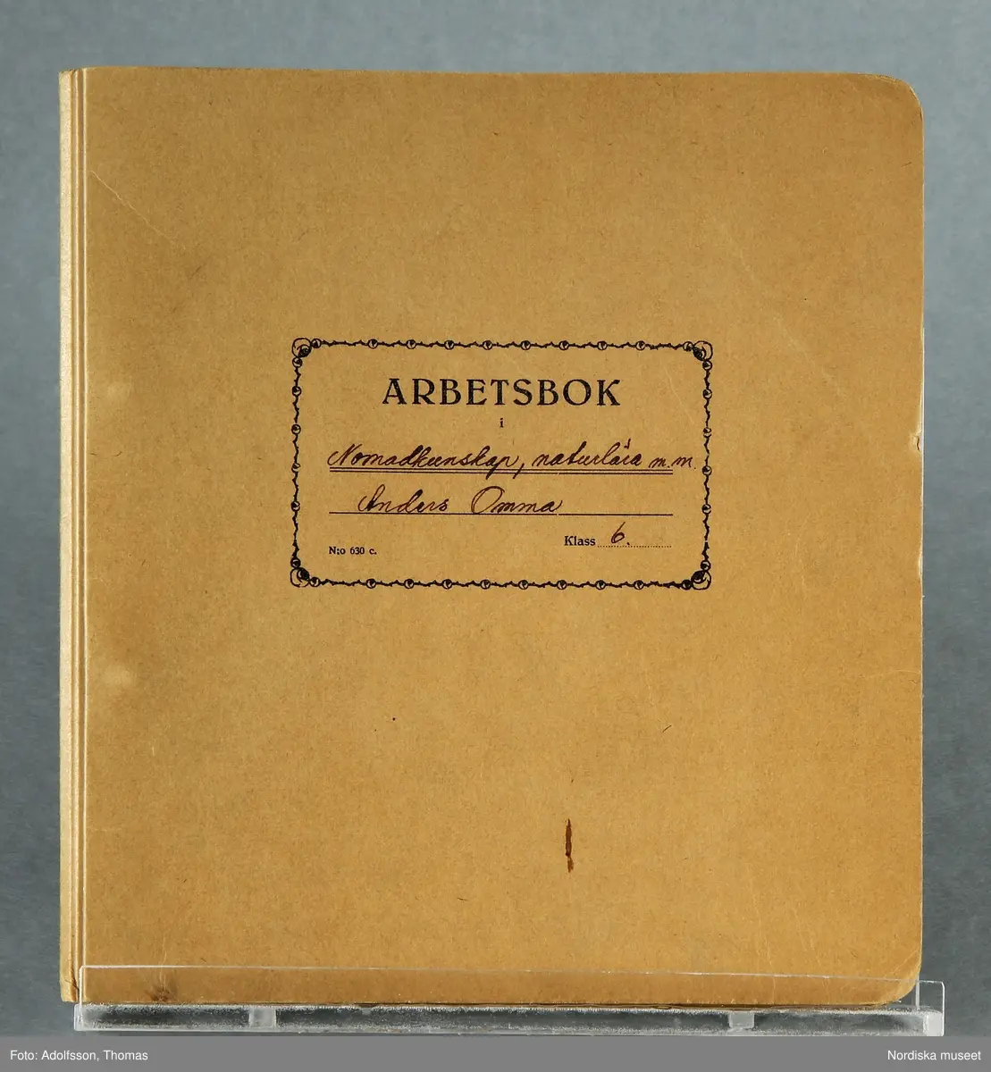 Huvudliggaren:
"+ Arbetsböcker, 8 st, gröngrå pappomslag; ämnen Hembygdskunskap, nomadkunskap, naturlära, geografi, historia; årtal 1939; namn på framsidan: 'Anna Maria Ponga, Johannes Nutti, Lars Tomma, Nils Henrik Valksapää, Nils Anders Ponga, Ella Ponga, Ola Blind, Anders Omma'. G[åva] 1/7 1966 [av] Svenska Skolmuseet, Stockholm."
