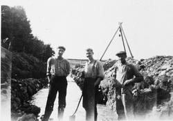Setjing av kanal.Biletet er teke mot vest ved skogen på Tunh