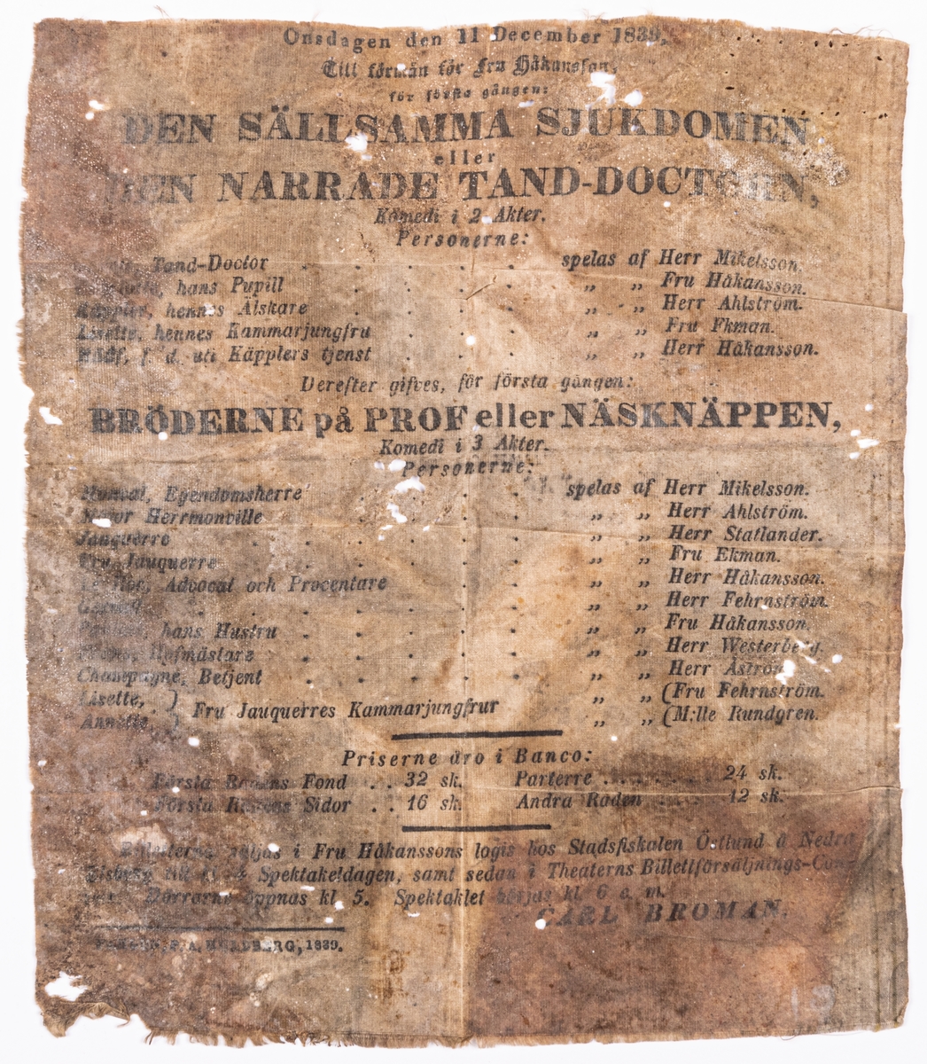 Teaterprogram tryckt på väv 1839. Program över pjäsen "Den sällsynta sjukdomen" eller "Den narrade tand-doctorn". Komedi i två akter.
Även program över  "Brödernne på Prof eller Näsknäpparen" Komedi i 3 akter.
Tryckt på tuskafsväv.