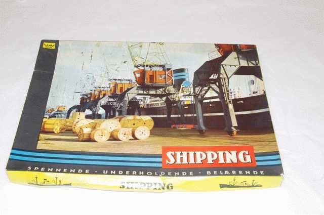 Spillet heter "Shipping", og inneholder spillbrett, forflytnigsfigurer, penger og brikker mm.