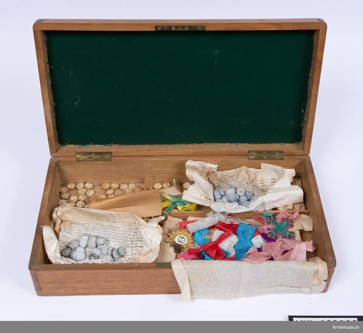 Grupp E: III.
Etui i ljus ek med omladdningpatroner.
Antal tillbehör i lådan: 9 st.
I etuiet ligger en påse med ca 160 g tändhattar.