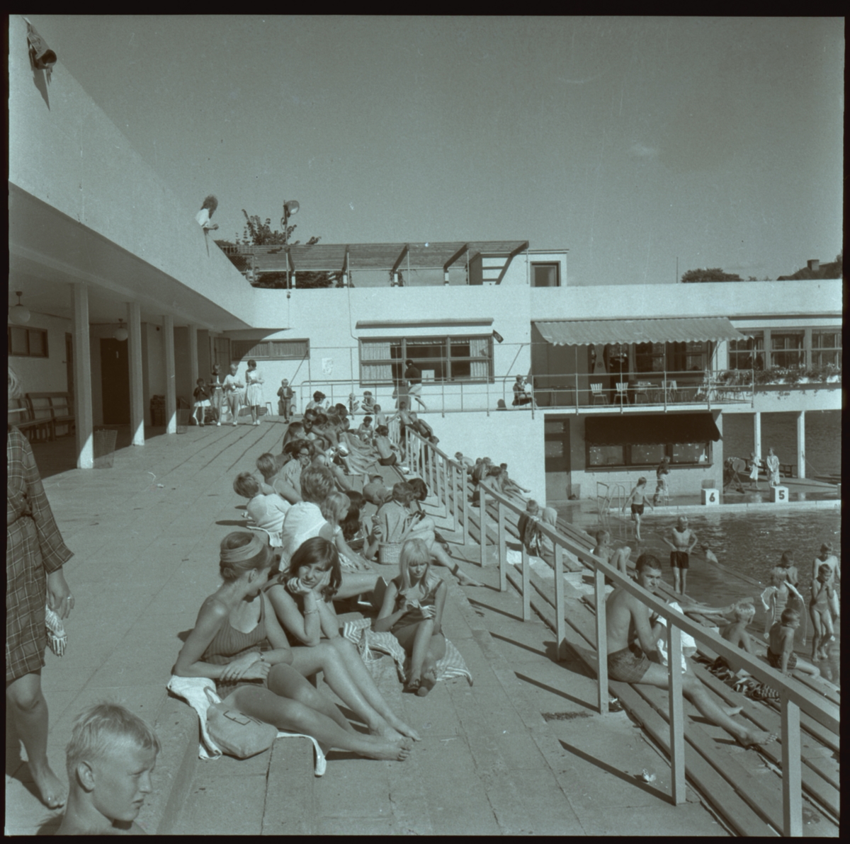 Tinnerbäcksbadet, Linköping. 
Tinnerbäcksbadet öppnades den 19 juni 1938. Anläggningens slutliga utformning skapades av stadsarkitekten Sten Westholm. Den tidstypiska entré-, omklädnads- och restaurangbyggnaden är i stort ännu orörd sedan den uppfördes. Den drivande politiska kraften bakom badet var köpmannen Axel Brunsjö. I vissa kretsar kallades badet för Brunsjön, efter köpmannens stora engagemang för badet.