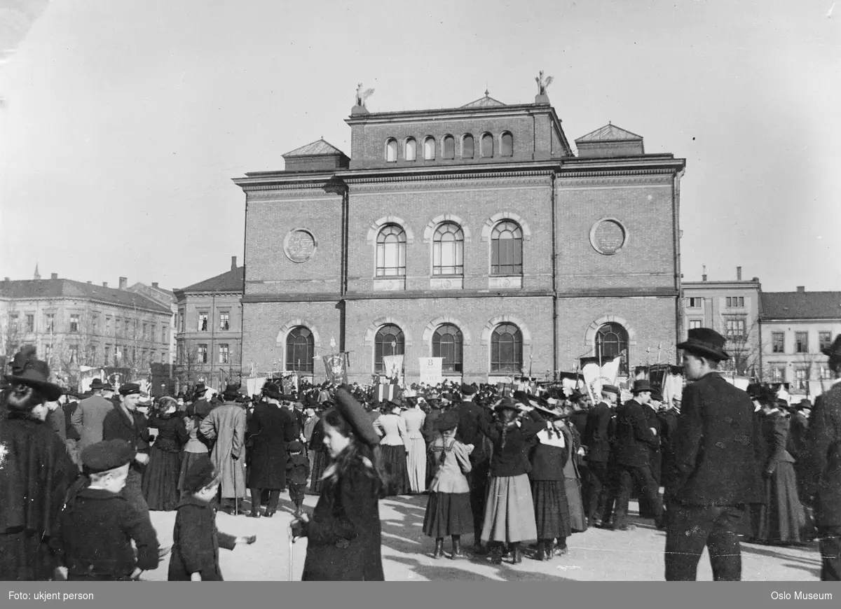 Tullinløkka, plass, mennesker, faner, Skulpturmuseet (Nasjonalgalleriet), bygårder