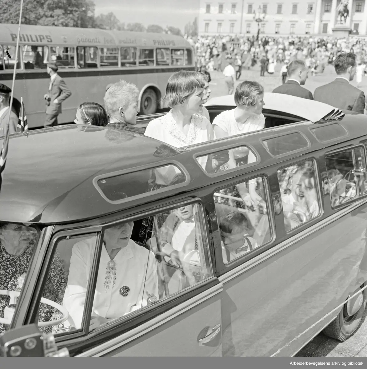 Barn fra Tromsø med cerebral parese fulgte barnetoget fra egen buss. 17. mai 1960