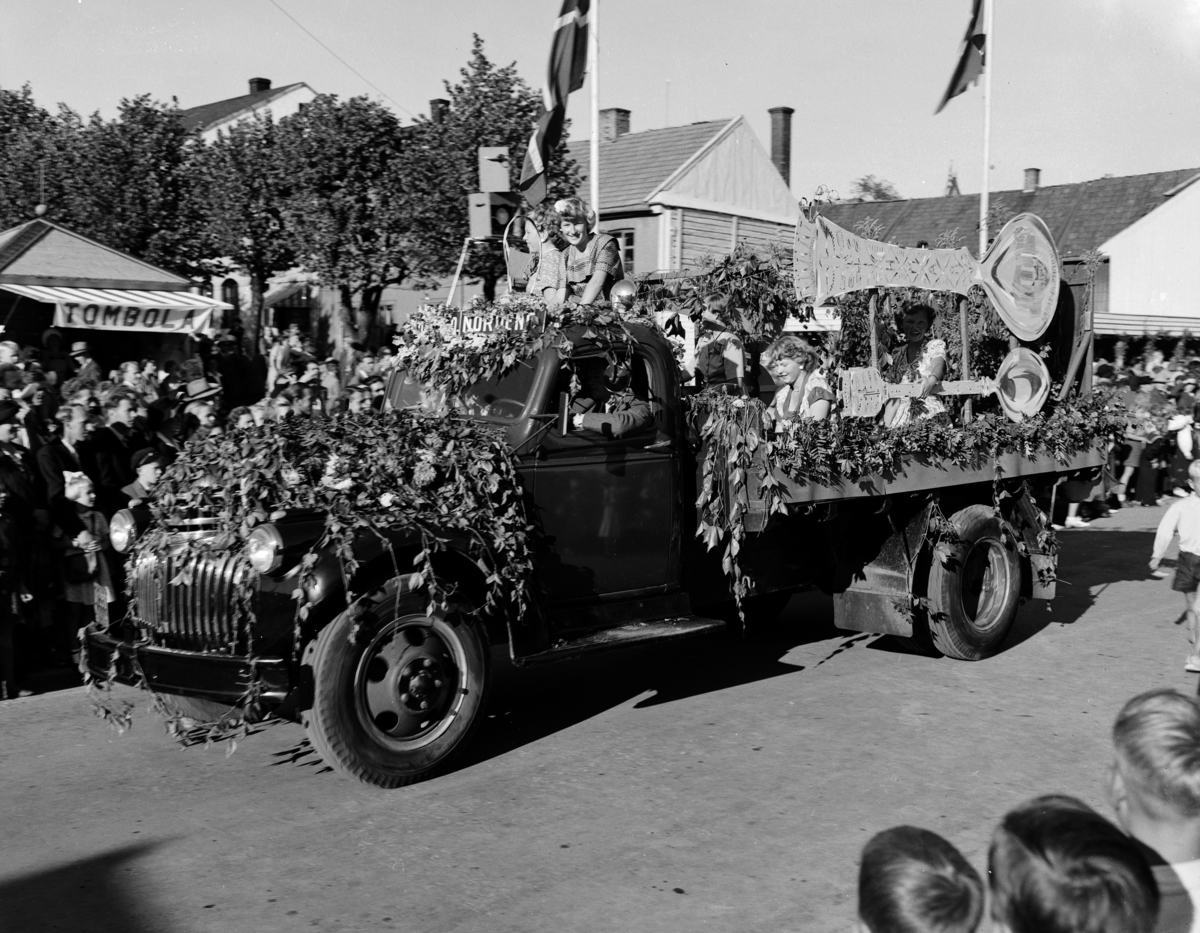 Hamardagen 1946. Opptog, Chevrolet 1946 lastebil, pyntet,