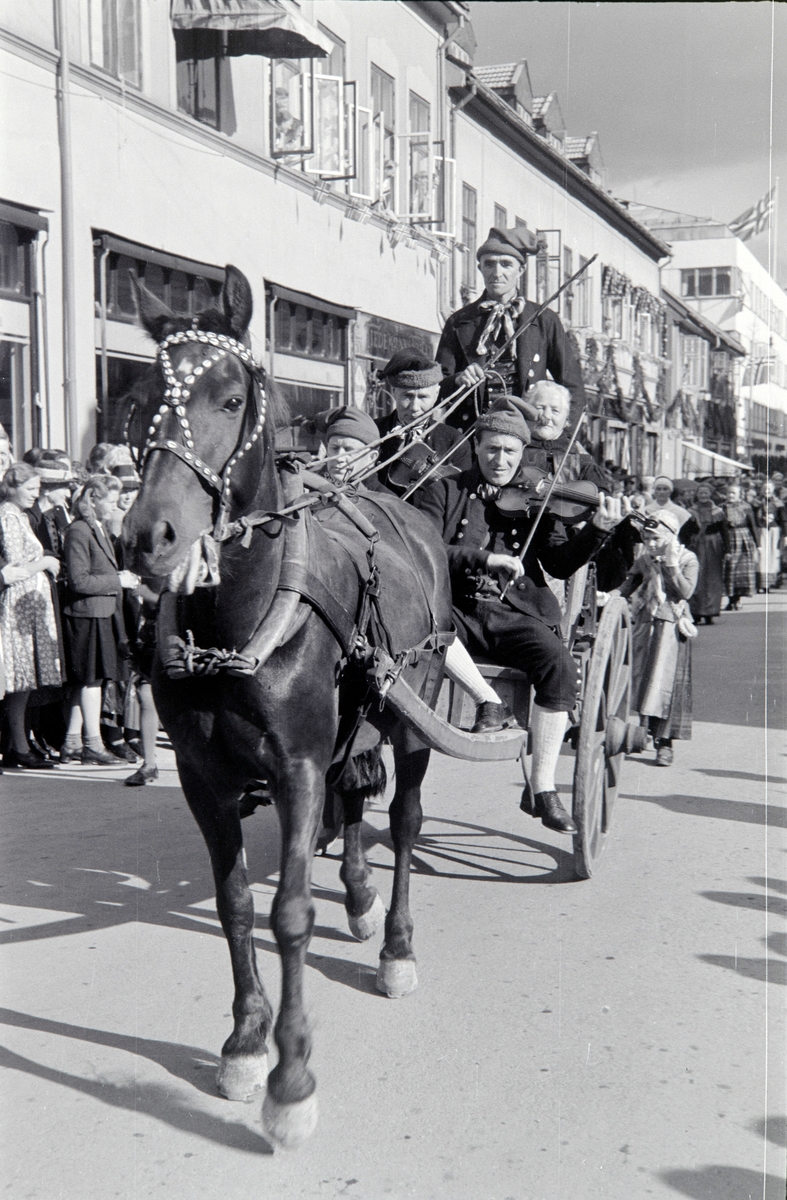 Hamardagen 1946. Opptog, hest, folkemusikere,